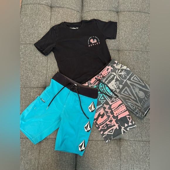 🌴Volcom & Billabong kids bundle 2 boys shorts size 22 & 1 Hurley tshirt size XS - Picture 3 of 11